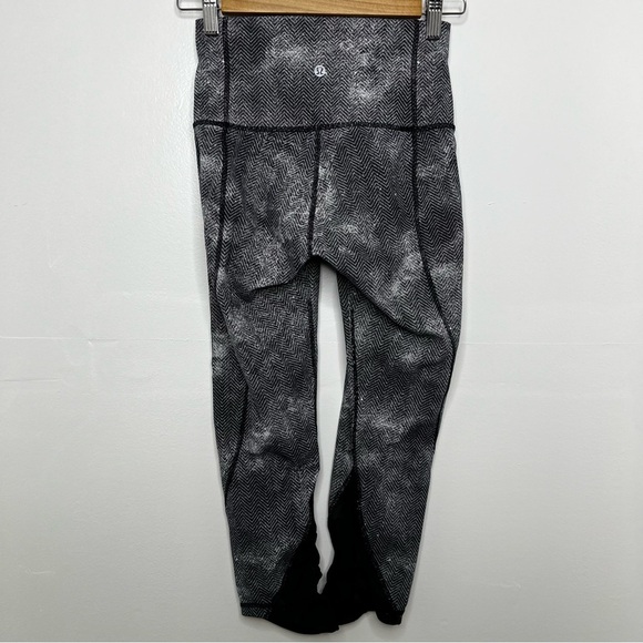 LULULEMON Diffusion White Black Essential Rhythm Crop Leggings - Picture 5 of 8